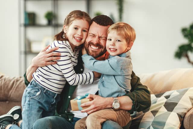 Showing how much dad is loved (photo: Adobe)