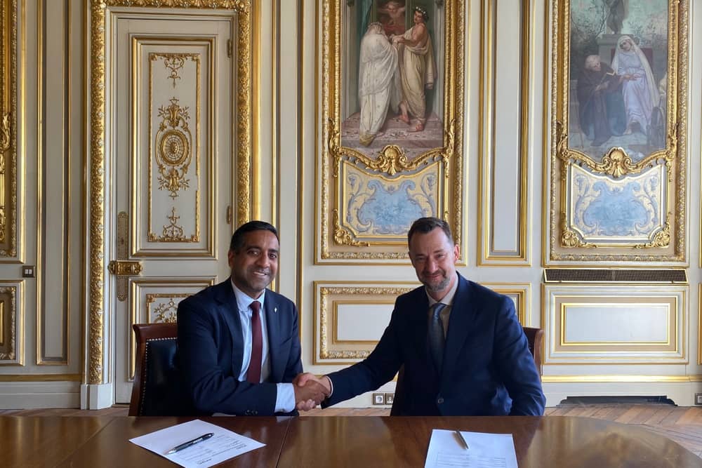 Tejpaul Bhatia, Chief Revenue Officer at Axiom Space (left) and Dr Paul Bate, Chief Exectuive of the UK Space Agency (Image: UK Space Agency)