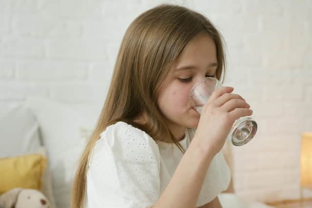 It's important to know the signs and symptoms of dehydration in children ahead of the summer holidays. (Photo: Pexels/Artem Podrez)
