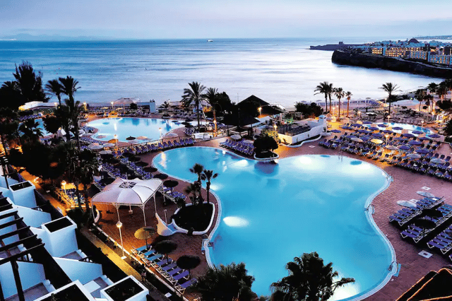 Sandos Papagayo at night