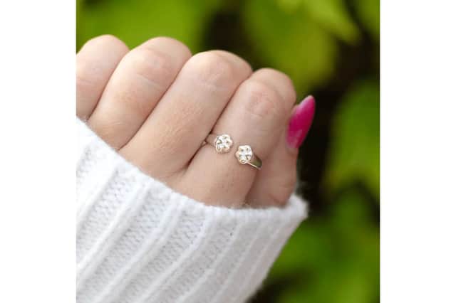 Paw hug ring