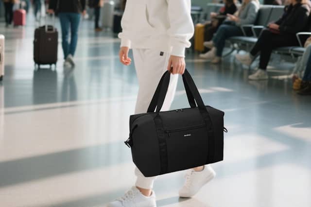 The ECOHUB travel set includes an airline-friendly underseat bag and a matching organiser designed to make packing more efficient.