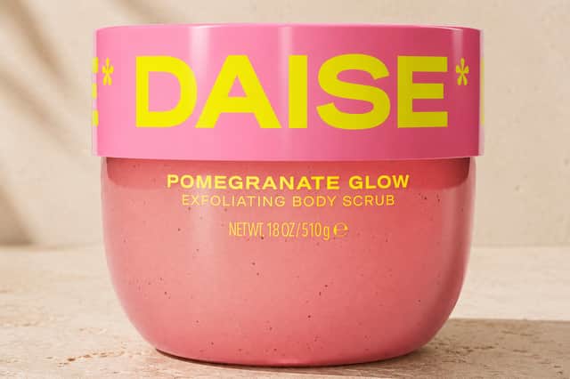 Soft summer skin with Daise Pomegranate Glow scrub