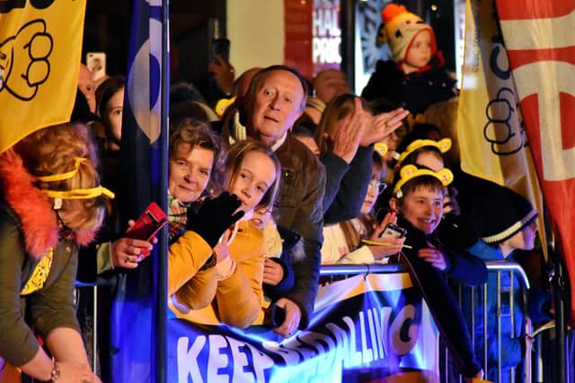 Crowds in Nottingham Street to watch Team Rickshaw arrive EMN-191114-111904001