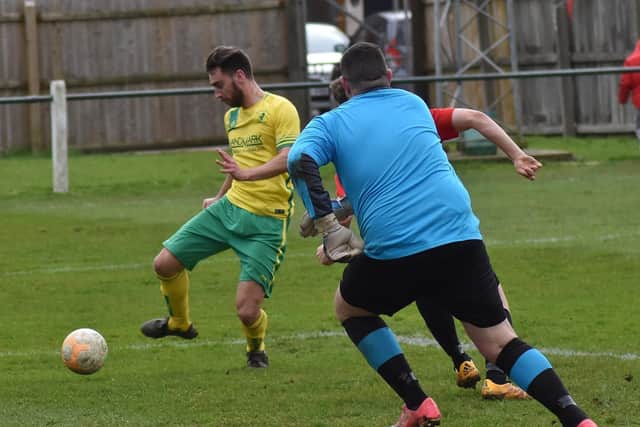 Stan Logan puts Holwell 2-1 ahead just before half-time EMN-201003-161516002