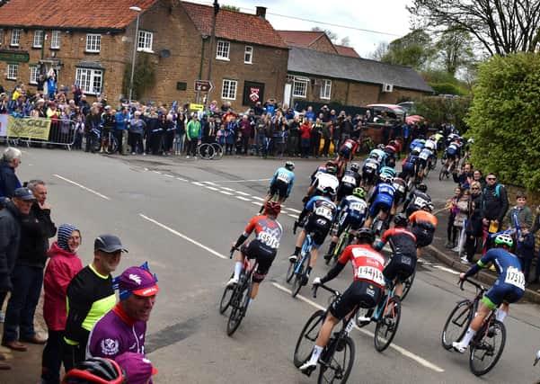 Thousands of race fans crowd the 200km route EMN-200325-095910002