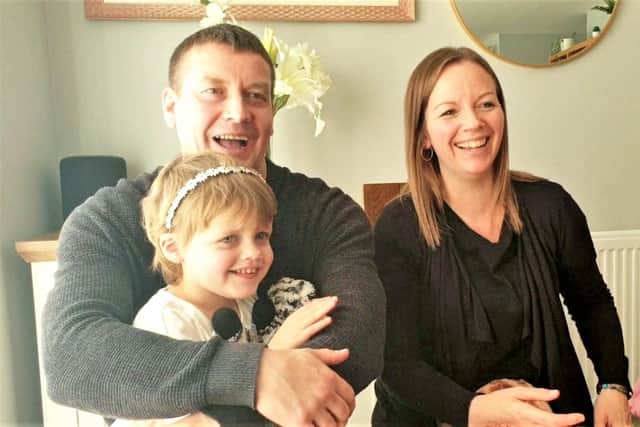 Eloise Lonergan (4), who battled kidney cancer, with dad James and mum Jenny EMN-211217-132553001