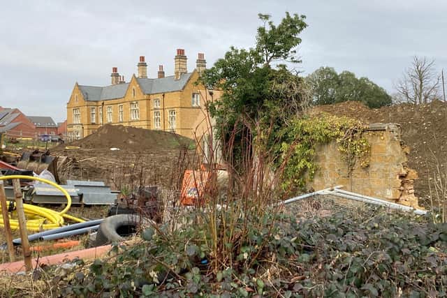 In the background, the former listed hunting lodge, which became the War Memorial Hospital and which has been converted into modern apartments EMN-220802-102148001