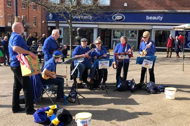 Members of Melstrum Ukulele Orchestra performing in Melton town centre to raise money for Ukraine refugees EMN-220318-122146001