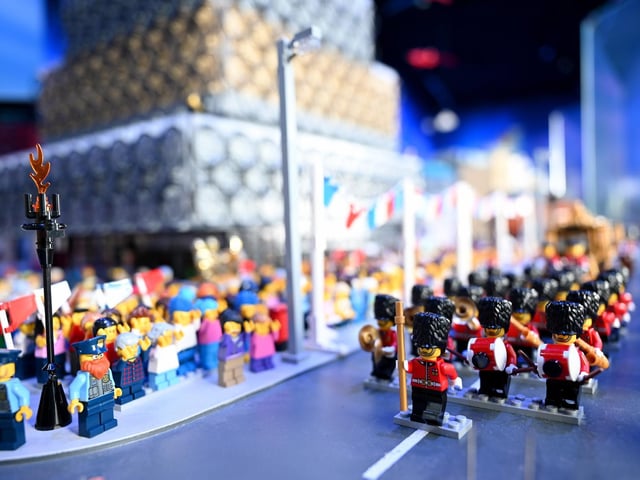 With foot guards marching, 350 patriots waving the nation’s flag, streets lined with bunting, reporters on hand and secret service officers watching nearby, it’s an image sure to see replicated in real life throughout the bank holiday weekend.