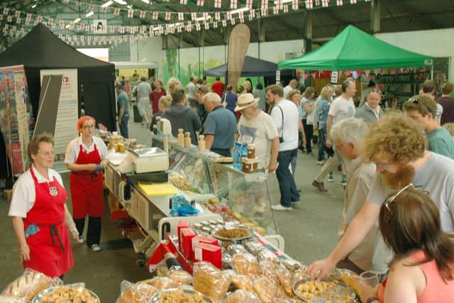 Crowds at Melton Cattle Market sample a tempting variety of pies, pastries and bread at the 2017 PieFest PHOTO: Tim Williams EMN-210429-174407001