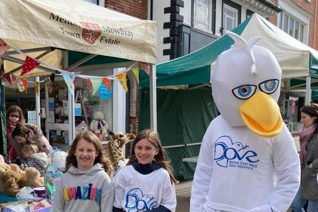 The Dove Cottage Hospice mascot meets Melton youngsters at a charity market stall EMN-210505-165459001