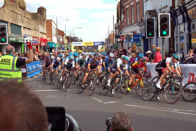 The race passes through Sherrard Street for the first lap of the finishing circuit in 2017 EMN-210428-120716001