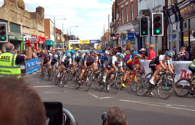 The race passes through Sherrard Street for the first lap of the finishing circuit in 2017 EMN-210428-120716001