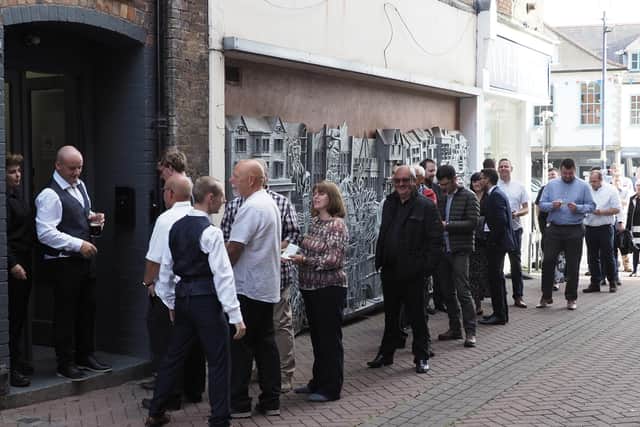 Excited snooker fans queue outside Jackson's before the Ronnie O'Sullivan exhibition night EMN-210908-091848001