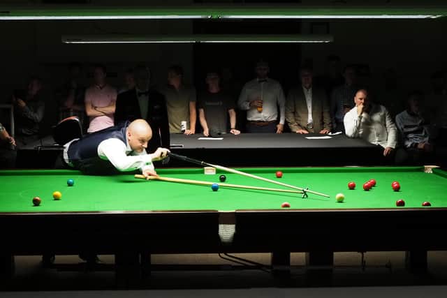 Brian Slater takes on Ronnie O'Sullivan at the exhibition night at Jackson's in Melton EMN-210908-092003001