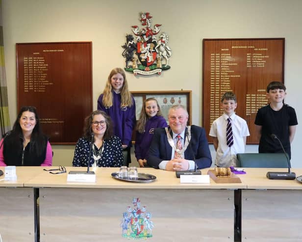 Sherard Primary School pupils with Mayor of Melton, Councillor Tim Webster, on their visit to Parkside