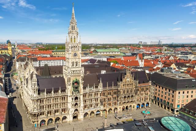 Watch the Glockenspiel from Marienplatz in Munich (photo: München Tourismus Redline Enterprises)