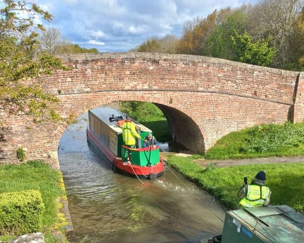 Three Shires tows Earwig on the Grantham CanalPhoto: Hugh Crawford