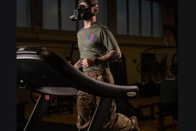 Tyler Bury training for the London Marathon wearing a respirator PHOTOS: Instagram.com/8bymidnight and x.com/8byMidnight
