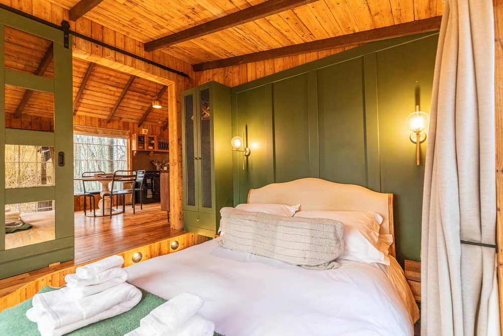 The Poppy is a luxurious yet charminly rustic treehouse set in the thousand-acre countryside of Fullerton Farm.