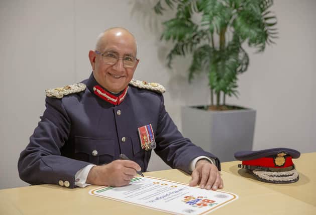 Lord-Lieutenant Mike Kapur signs his pledge for the Big Help Out