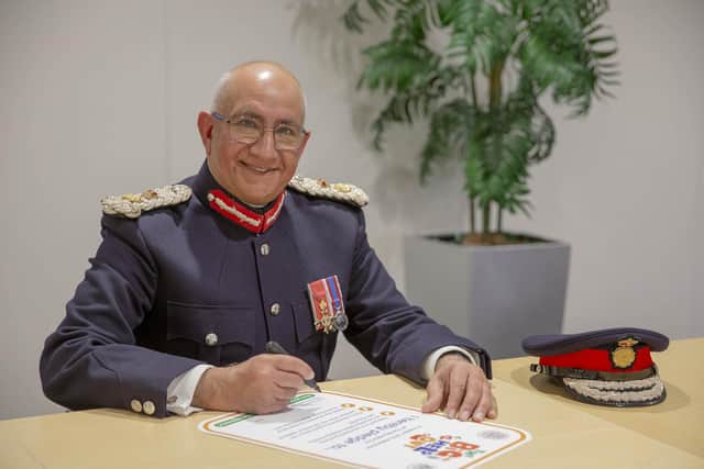 Lord-Lieutenant Mike Kapur signs his pledge for the Big Help Out