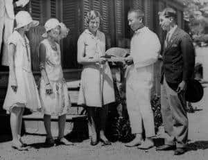 22nd June 1930: Amy Johnson arriving at Port Darwin, Australia, after her solo flight. (Photo by Fox Photos/Getty Images)