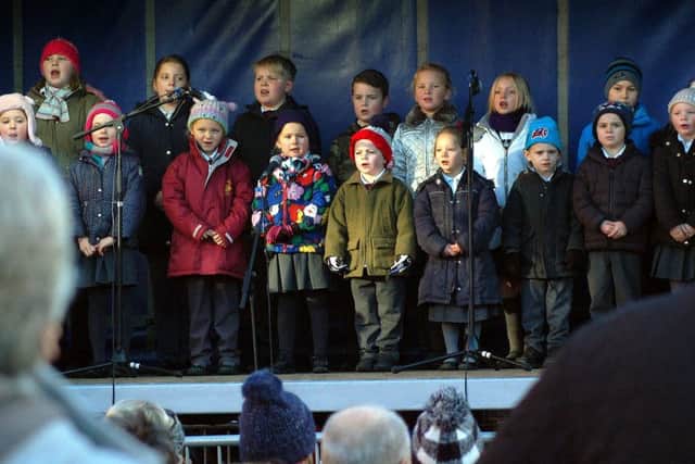 Somerby School sing to the crowd in Market Place EMN-170412-105704001