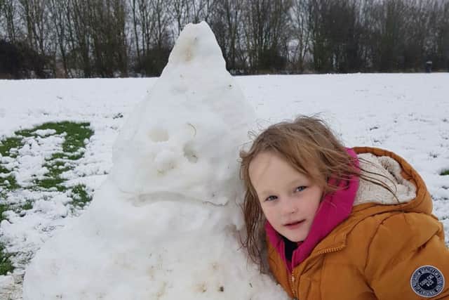 Freya Agnew gets to know Mr Grinch in a photo taken by her dad Jamie EMN-171212-151818001