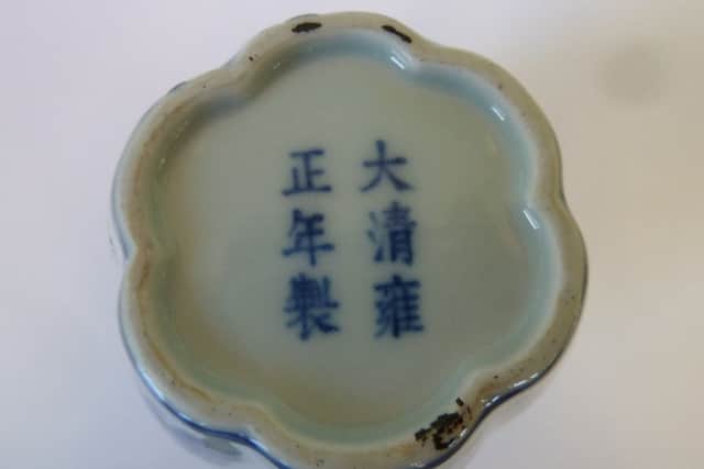 The marking on a Chinese porcelain vase which made a record Â£40,000 at auction at Shoulers, Melton EMN-171218-153455001