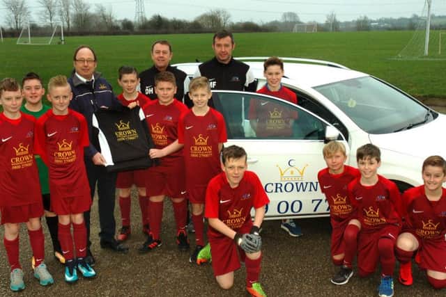 Crown Windows project manager John Cox presents Asfordby Under 12s with their new kit EMN-180602-151133002