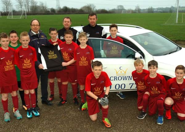 Crown Windows project manager John Cox presents Asfordby Under 12s with their new kit EMN-180602-151133002