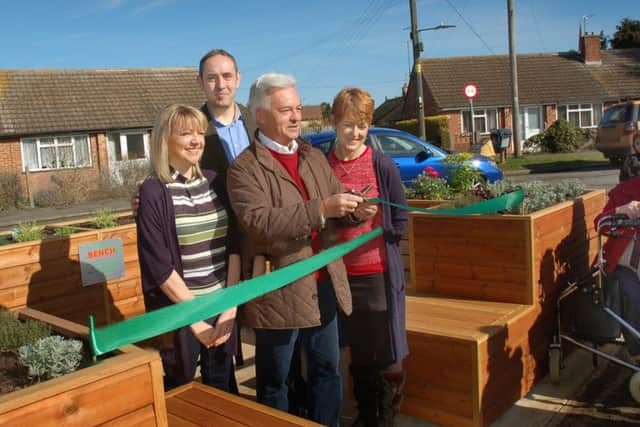 Sir Alan Duncan officially opens the Friendly Bench at Bottesford with committee members Jason and Lyndsey Young, and Caroline Arthur EMN-180328-125129001