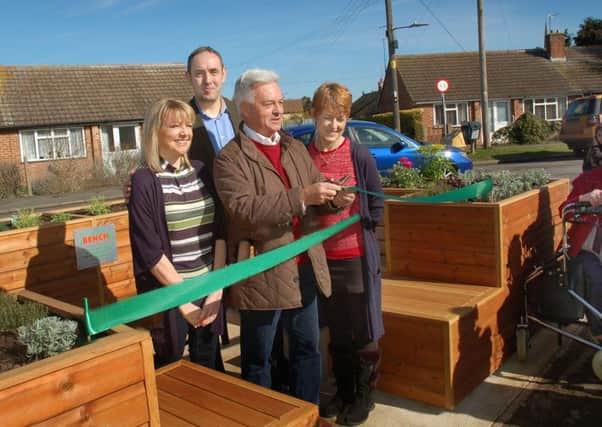 Sir Alan Duncan officially opens the Friendly Bench at Bottesford with committee members Jason and Lyndsey Young, and Caroline Arthur EMN-180328-125129001