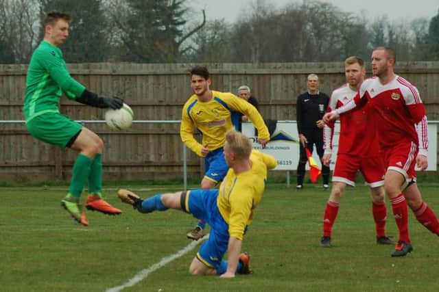A scramble in the box leads to Buckby's equaliser EMN-180904-093259002