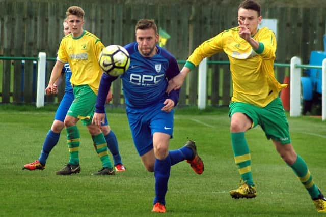 Holwell's Connor O'Grady challenging for possesion EMN-180417-113013002