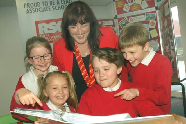 Head teacher Julia Hancock with pupils at Asfordby Captain's Close Primary School EMN-181104-142128001
