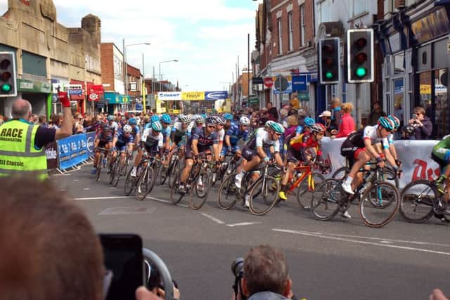 The race passes through Sherrard Street for the first lap of the finishing circuit EMN-181104-182305002