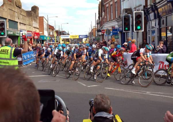 The race passes through Sherrard Street for the first lap of the finishing circuit EMN-181104-182305002