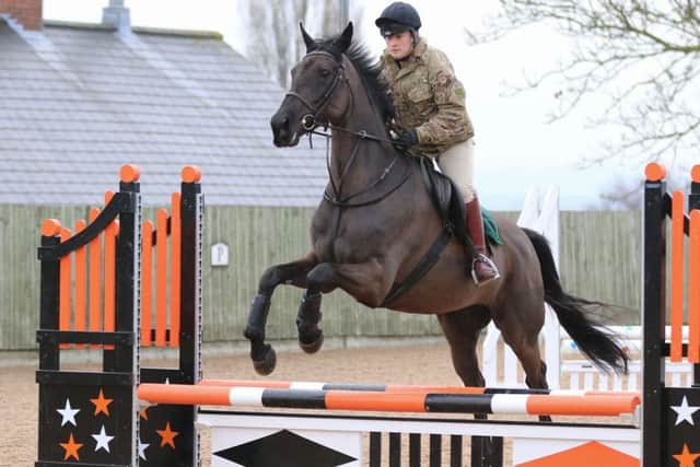 Major Whiting in the show jumping arena EMN-181204-121117002