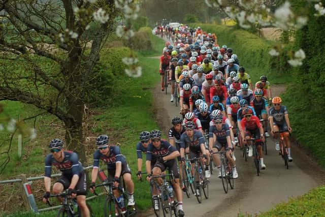 The peloton takes it easy along Burrough Lane, between Burrough on the Hill and Leesthorpe EMN-180424-124911002