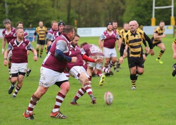 Melton RFC Vets probe for an opening against Hinckley EMN-180105-113132002