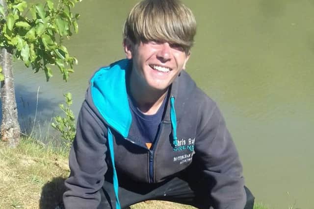 Chris with his winning weight of carp EMN-180718-084512002