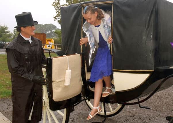Grace Moore gets out of the carriage which transported her to her special party EMN-180827-113044001