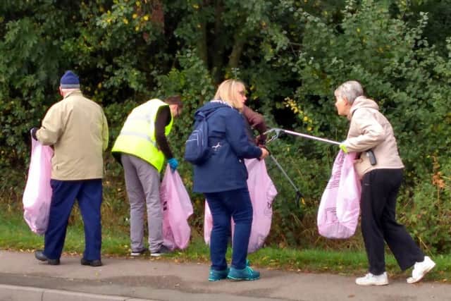Volunteers get to work on a Melton Matters litter pick in the Leicester Road area of the town EMN-180810-171149001