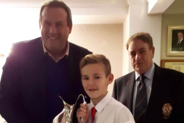 Former England cricketer Tim Munton presents the Junior Sportsperson of the Year Trophy to Louis Woodcock EMN-181127-142235002