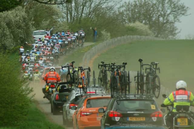 The race kicks up the dust along Stygate Lane leaving Pickwell EMN-190201-122847002