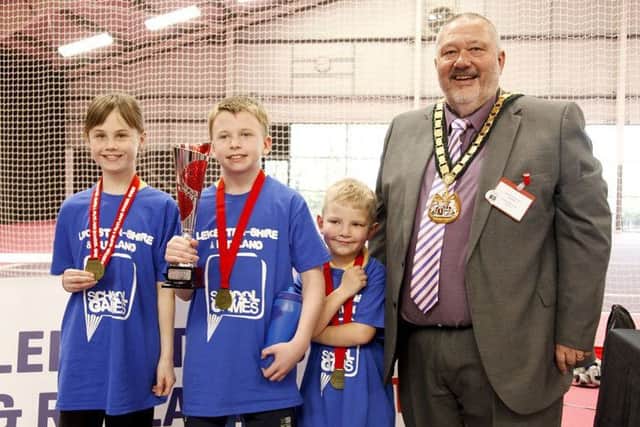 Ab Kettleby Primary School's new age kurling winners with Leicestershire County Council chairman Ozzy O'Shea EMN-190304-105623002