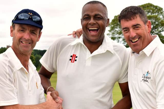 Courtney Walsh with MCC captain John Stephenson (left) and Duchess of Rutland XI skipper Darren Bicknell EMN-190716-110707002